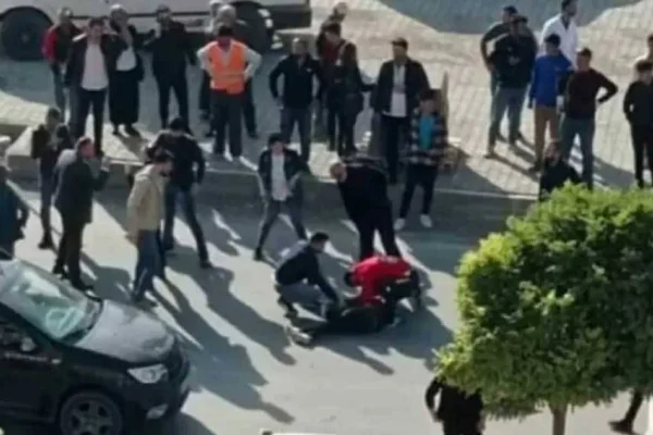 Polis aracıyla ağır yaraladı