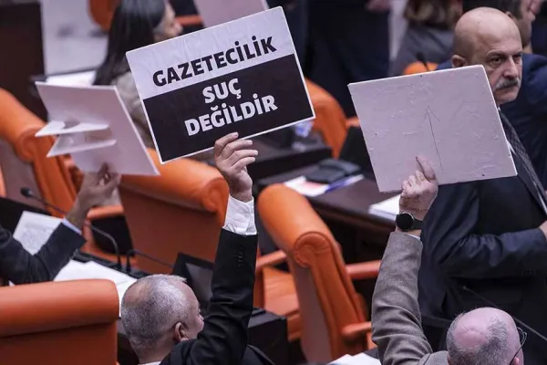 Sansür seçimler öncesi yasallaştı
