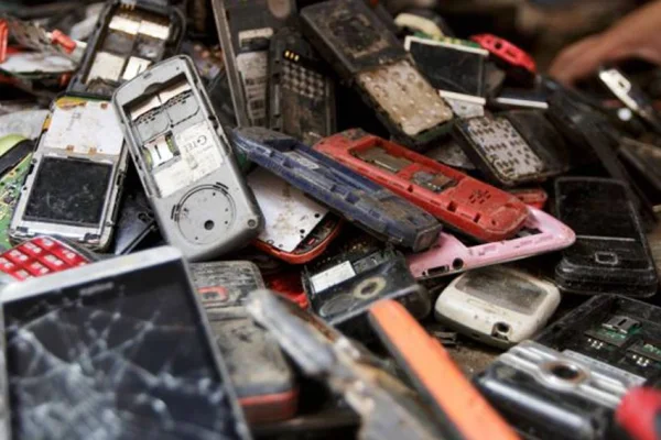 5.3 milyar cep telefonu çöpe atılacak