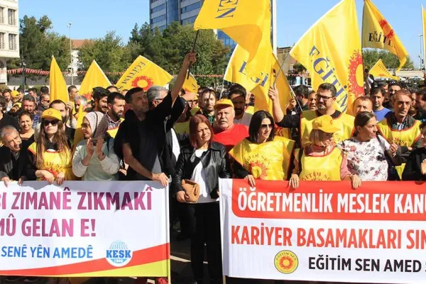Eğitim emekçileri iş bıraktı