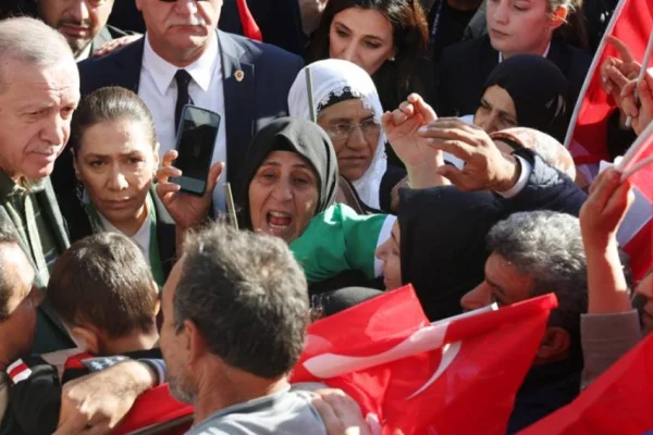 Kürtlerin kapısında el öpme kuyruğu…