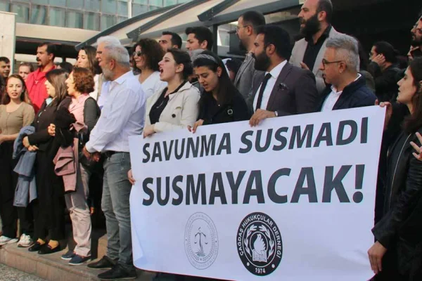 Irkçı koalisyon koşturdu