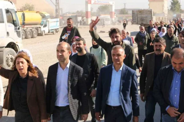 İki kentte insanlık yürüyüşü