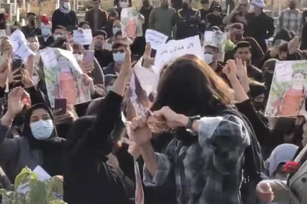 Nasrin’in mezarı başında saçlarını kestiler
