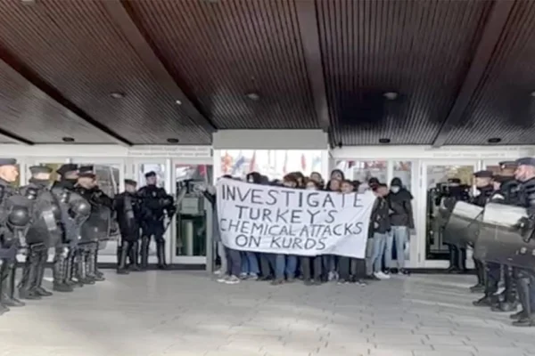 Gençlerden AK önünde eylem