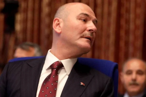 Suratına tükürdüler, sırıttı