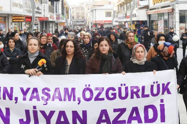 Zafer direnen kadınların