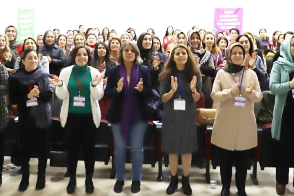 Kadınsız siyaset meşru değildir