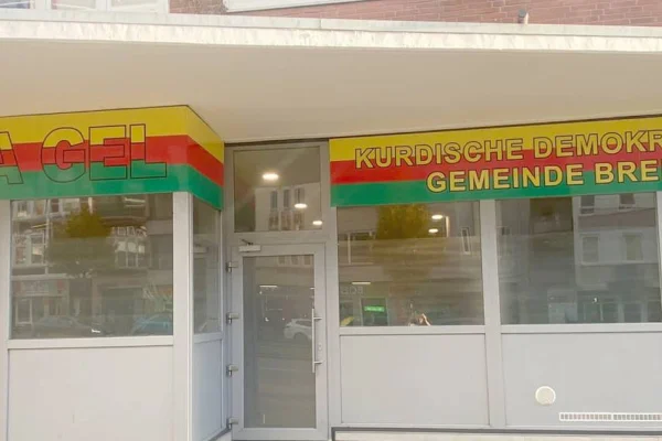Evini basıp çıplak aradılar