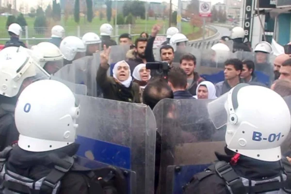 Tutsak yakınları yasağı tanımadı!