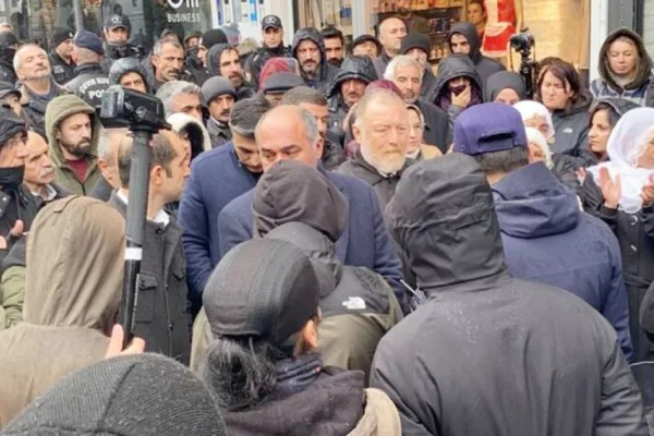 Tecride rağmen tecride karşı