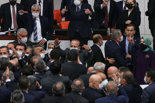 Masayı devirmenin bedeli yaşadığımız büyük yıkımdır
