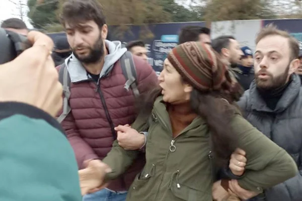 Tutsak yakınlarına polis terörü