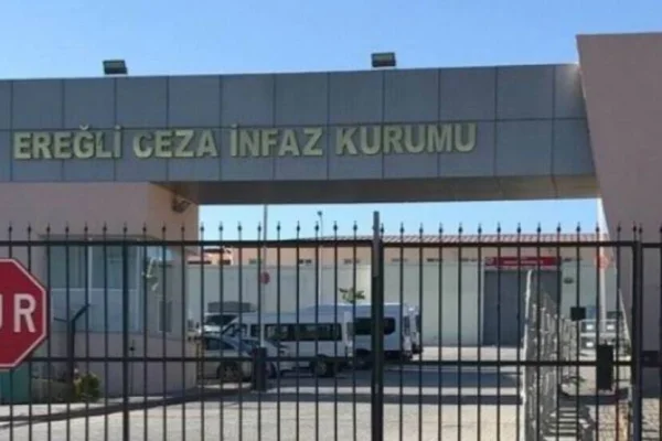 Ağır hasta tutsağa kelepçe işkencesi