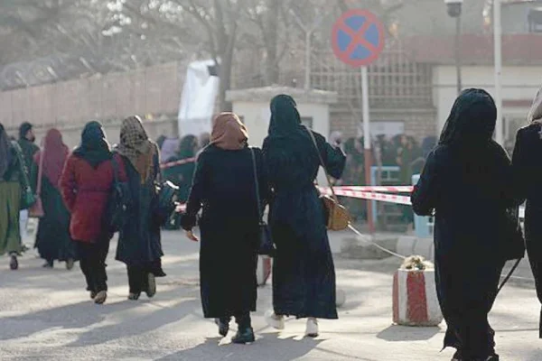 Kadınlara üniversite yasak