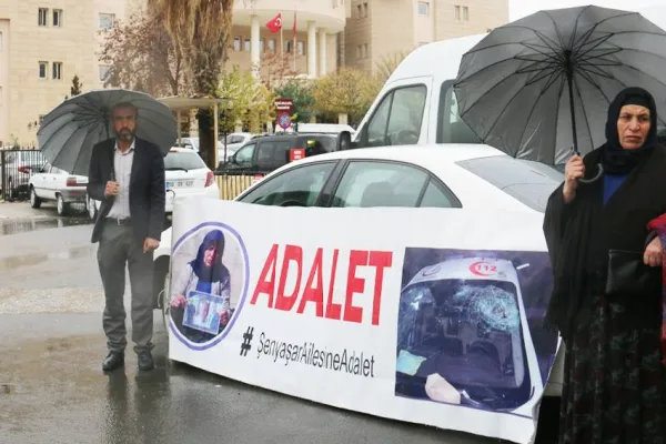 Yağmur altında nöbet