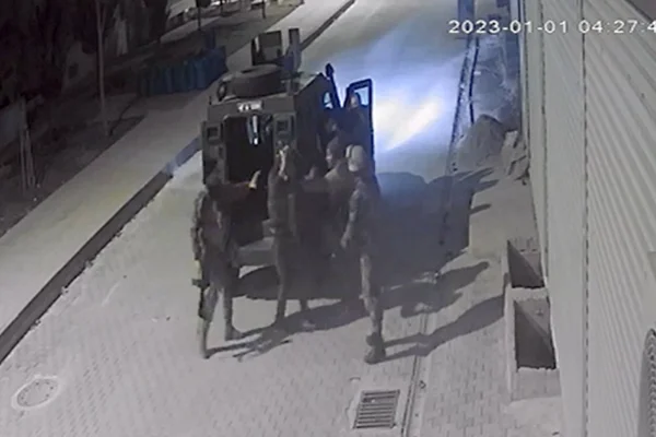 Kürt kıyafetlilere işkence