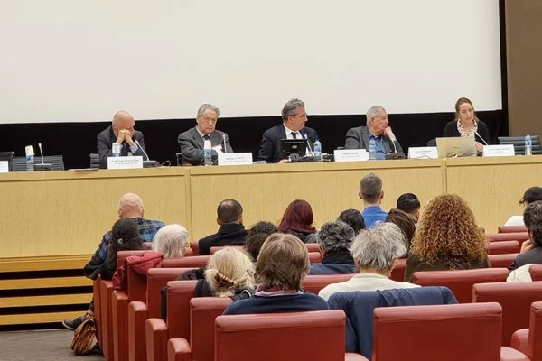 Kürtleri izliyor katilleri koruyor