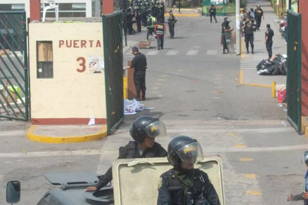 Peru’da panzerli demokrasi