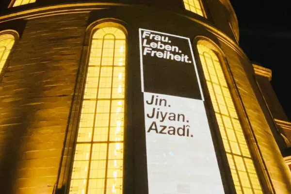 Pauls Kilisesi'ne ‘Jin jiyan azadî’ yazıldı