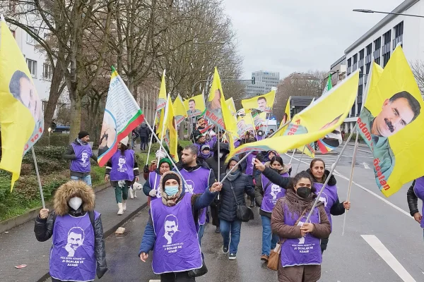 Kürtler Öcalan için eylemde