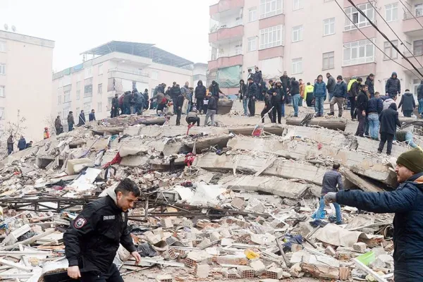 Deprem ve akbabaların hücumu