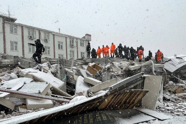 Depremde enkaz altında kalan iktidar