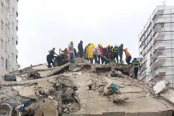 Amed yaralarını kendi sarıyor
