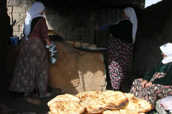 ‘Her evden bir leğen ekmek’