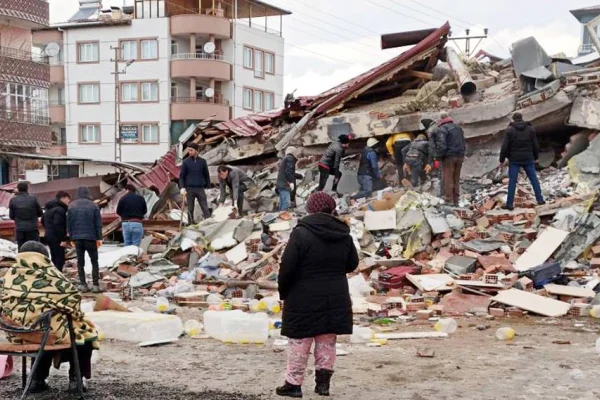 Elbistan enkazıyla baş başa