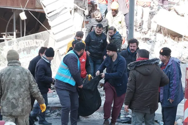 Her yer enkaz her yerde ölüm kokusu