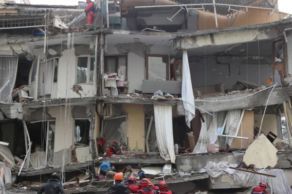 Amed’de enkazlar kaldırılıyor