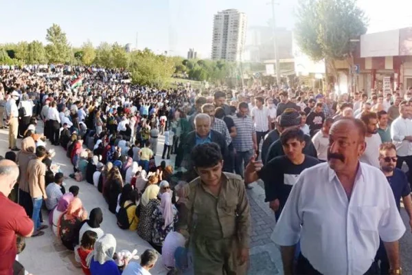Hükümetin istifası istendi