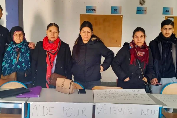Kadınlar ve çocuklar standlarda
