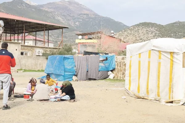 Depremzedeler çadıra ulaşamıyor