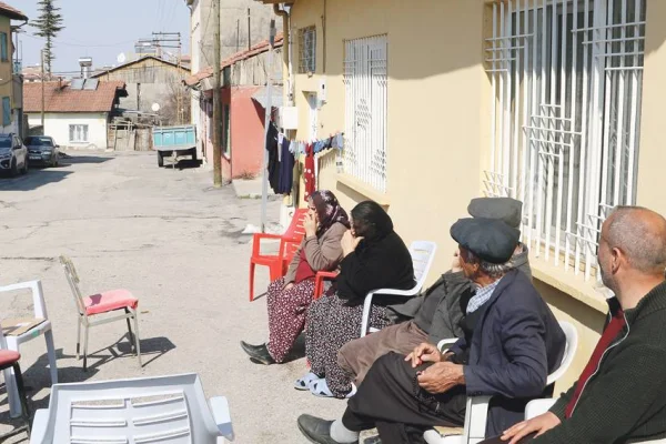 Hasarsız mahalleyi boşaltıyor