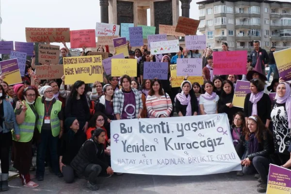Yıkıntılar arasında kadın isyanı 
