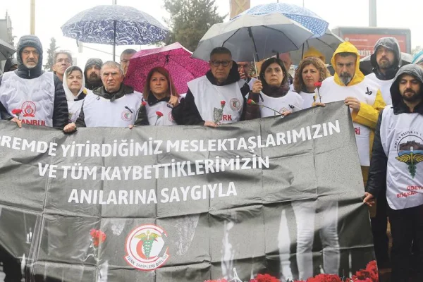 Sağlıkçılar yasta karşıladı