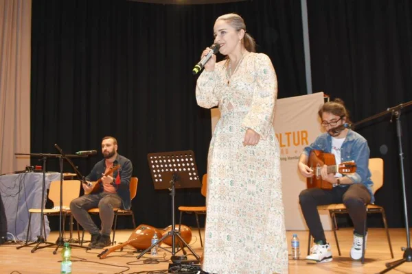 Depremzedeler için konser