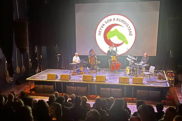 Sanatçılar dayanışma için söyledi