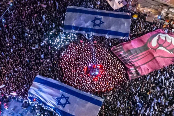 Yüzbinler Netanyahu hükümetine karşı sokaklarda