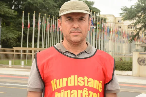 Diktatörü göndermek için oy kullanın!