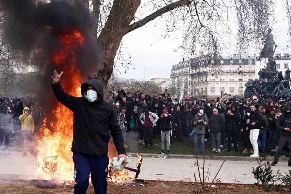 Paris, çarşı karışık!