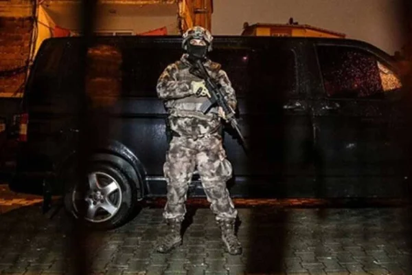Cizîr’de ev baskınları