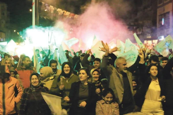 Susan karanlık, direnen aydınlık