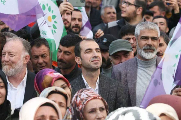 Halk partisini kucaklıyor