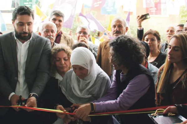 Ailesi için avukat, halkı için vekalet