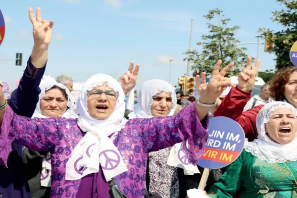 Kadınlar değiştirmeye geliyor