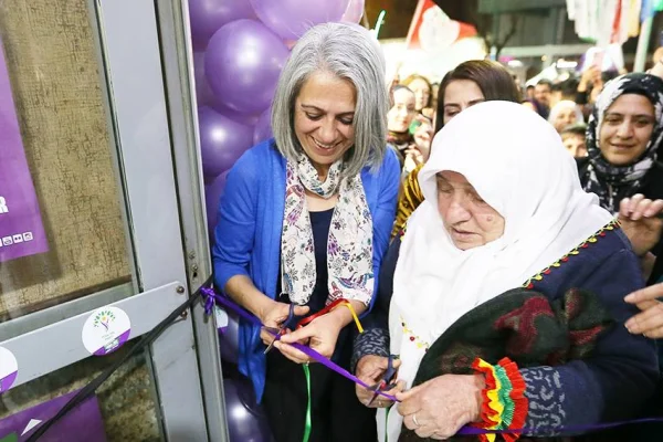 40 kadın seçim bürosu