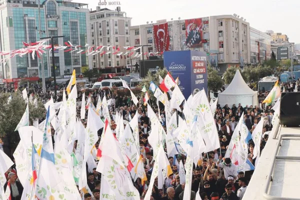 Esenyurt’ta miting gibi açılış